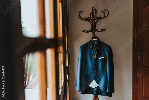Traje de novio azul en perchero. Traje de chaqueta colgado. Preparativos el día de la boda para el novio.  photo