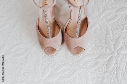 Zapatos de novia. Zapatos de boda para mujer. Zapatos de tacón. Calzado elegante.