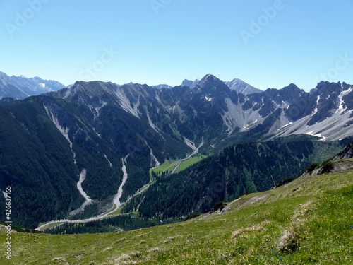 Fototapeta Naklejka Na Ścianę i Meble -  Freiungen long distance trail, mountain hiking in Tyrol, Austria