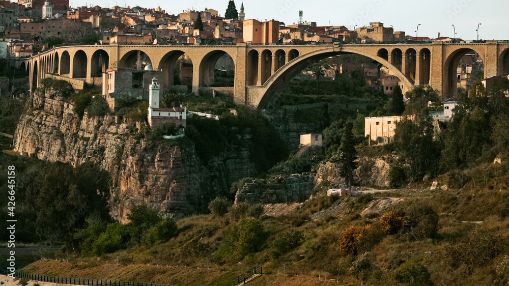 Obraz premium CONSTANTINE, ALGERIA - View of stone bridges and old houses on the cliff at Constantine, Algeria. Panorama of Constantine city, Algeria 
