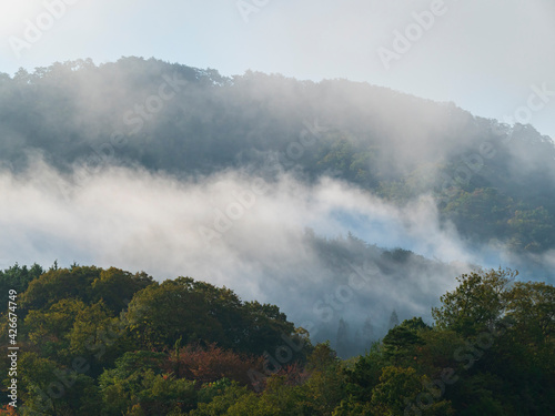 安芸高田市10月の朝の山霧