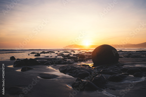 Obraz na płótnie Sunrise at Moeraki Boulders, New Zealand