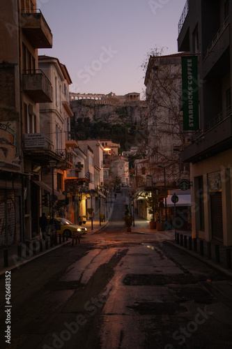 Fototapeta Naklejka Na Ścianę i Meble -  Streets by night at Monastiraki, Athens