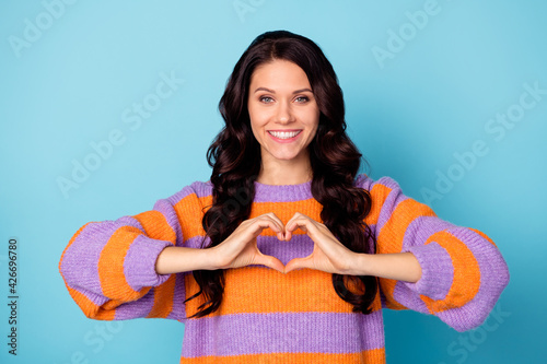 Φωτογραφία Portrait of attractive cheerful wavy-haired girl showing heart sign affection is