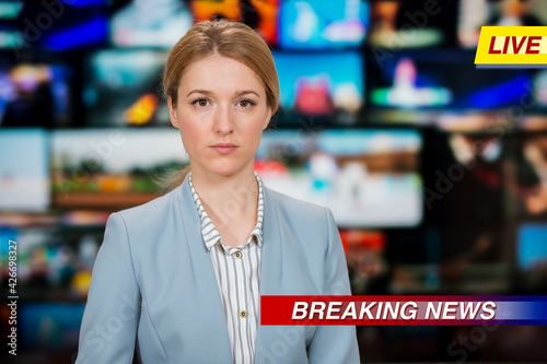 Canvastavla An anchorwoman reporting live breaking news sitting in Tv studio