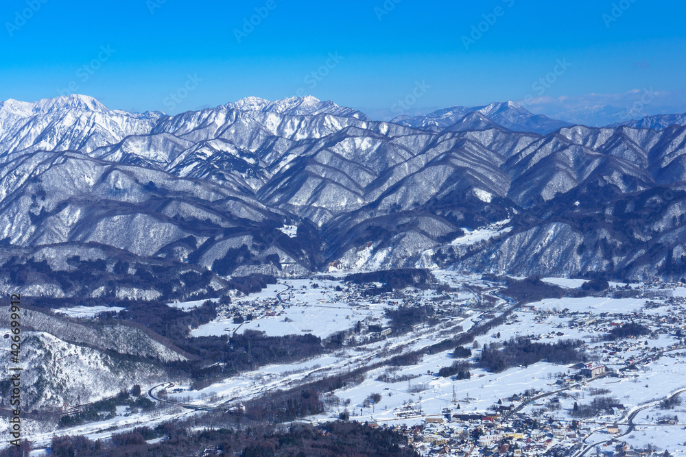 Obraz premium 冬 八方尾根からの白馬村