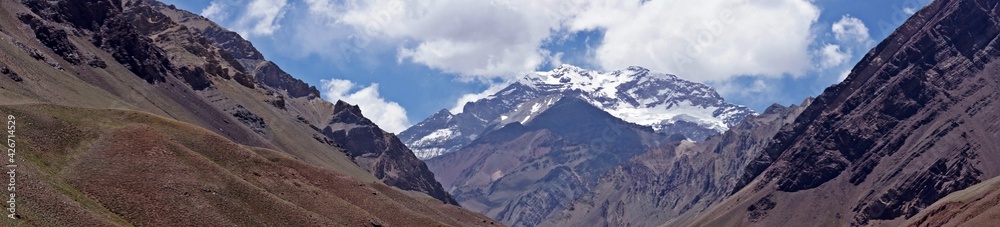 Paisagem do pico do Aconcágua nos Andes em Mendoza / Argentina