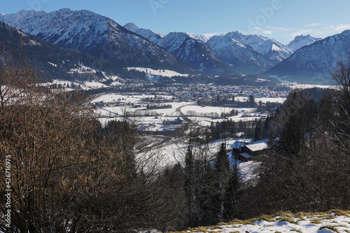 Strahlender Sonnenschein an einem eisigen Wintertag in den Allgäuer Alpen