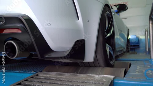 Measuring the power of the car on the dyno