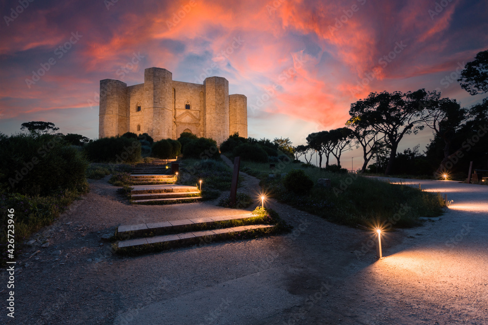 Castel del Monte, costruito da Federico II, patrimonio unesco in Puglia - obrazy, fototapety, plakaty 