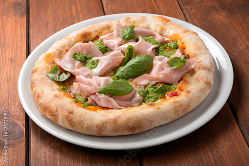 Pizza gourmet con mortadella e pesto, Cucina Italiana 
