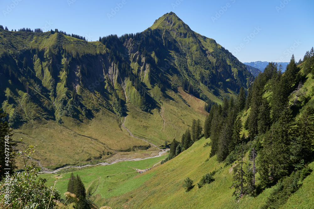 Bergpanorama beim Abstieg vom Älplesattel ins Dietersbacher Tal