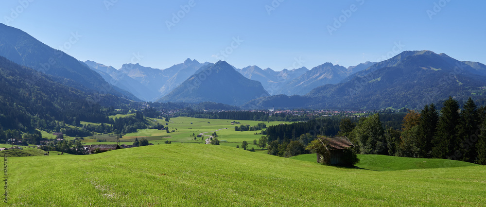 Blick auf die Berggipfel des Allgäuer Alpenhauptkamms südlich von Oberstdorf