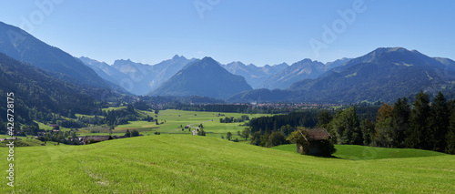 Blick auf die Berggipfel des Allg  uer Alpenhauptkamms s  dlich von Oberstdorf