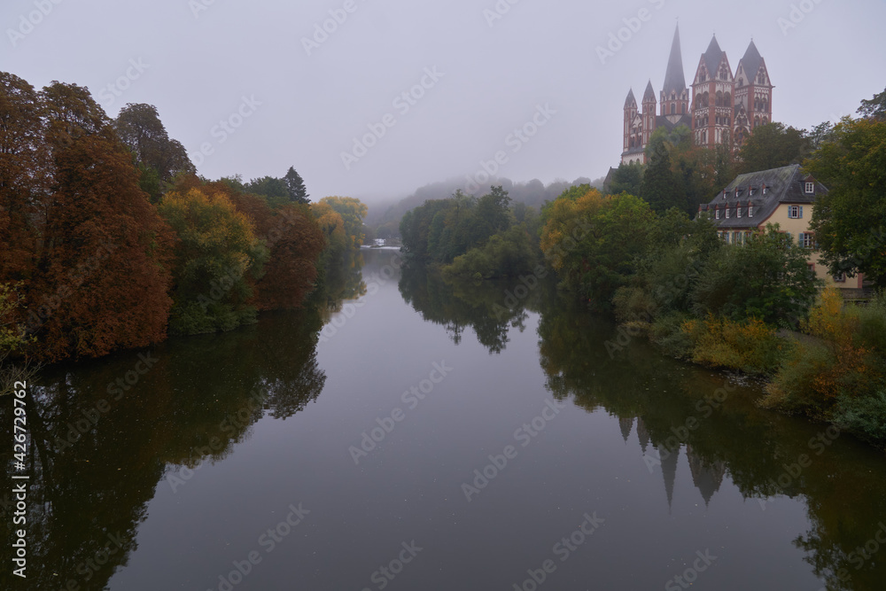 Dom zu Limburg in herbstlich-nebeliger Lichtstimmung