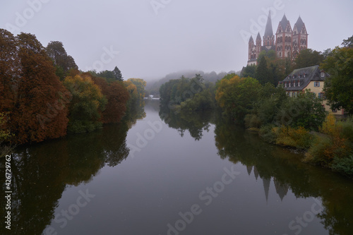 Dom zu Limburg in herbstlich-nebeliger Lichtstimmung