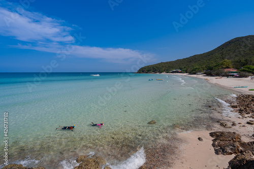 Fototapeta Naklejka Na Ścianę i Meble -  clear blue sea beach with small wave on mountain island, rock on beach with clear blue sky, relax and calm beach at Thian beach, Koh Larn island, Thailand