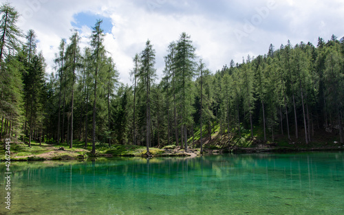 il bellissimo lago Ghedina nella foresta sulle Tofane a Cortina D' Ampezzo