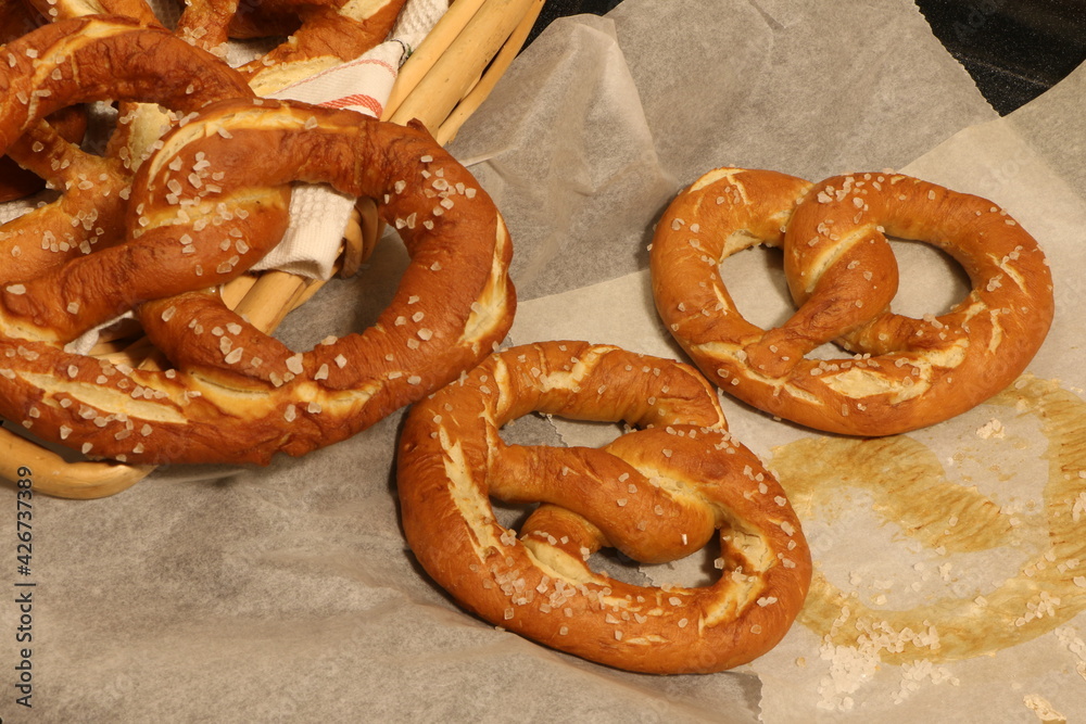 Laugen-Salz-Bretzeln sind ein traditionelles Gebäck aus Bayern und Österreich und werden gerne zum Frühstück, zur Brotzeit oder am Oktoberfest gegessen, Bretzeln selber backen