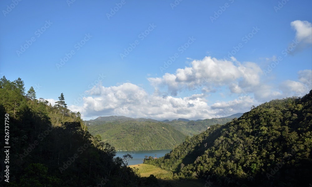 Nubes y montañas guardianes de Laguna Brava Nubes y montañas guardianes de Laguna Brava