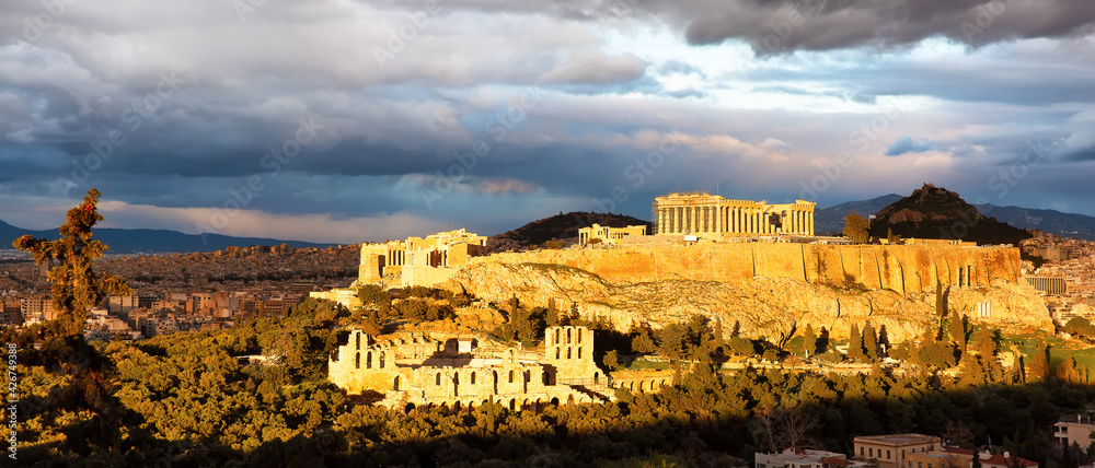 Obraz premium Panorama of Athens with Acropolis hill at dramatic sunset, Greece.