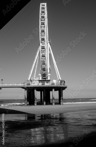 ferris wheel in sea