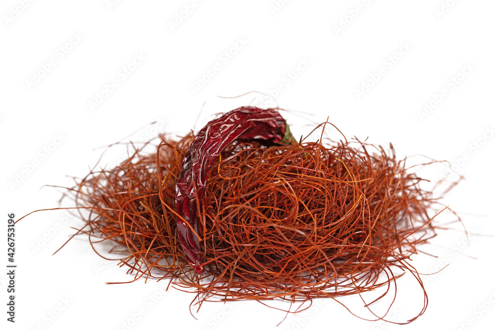 Fototapeta premium Chilifäden und Chilischote isoliert vor weißem Hintergrund