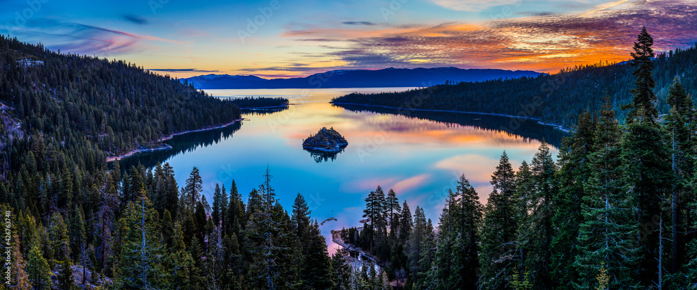 Sunrise on Emerald Bay, Lake Tahoe - obrazy, fototapety, plakaty 