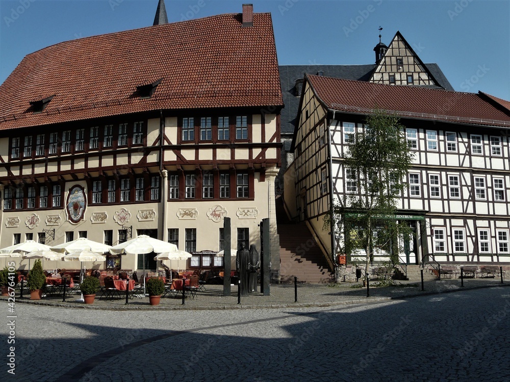 Rathaus und Fachwerkhäuser am Marktplatz in Stolberg / Harz