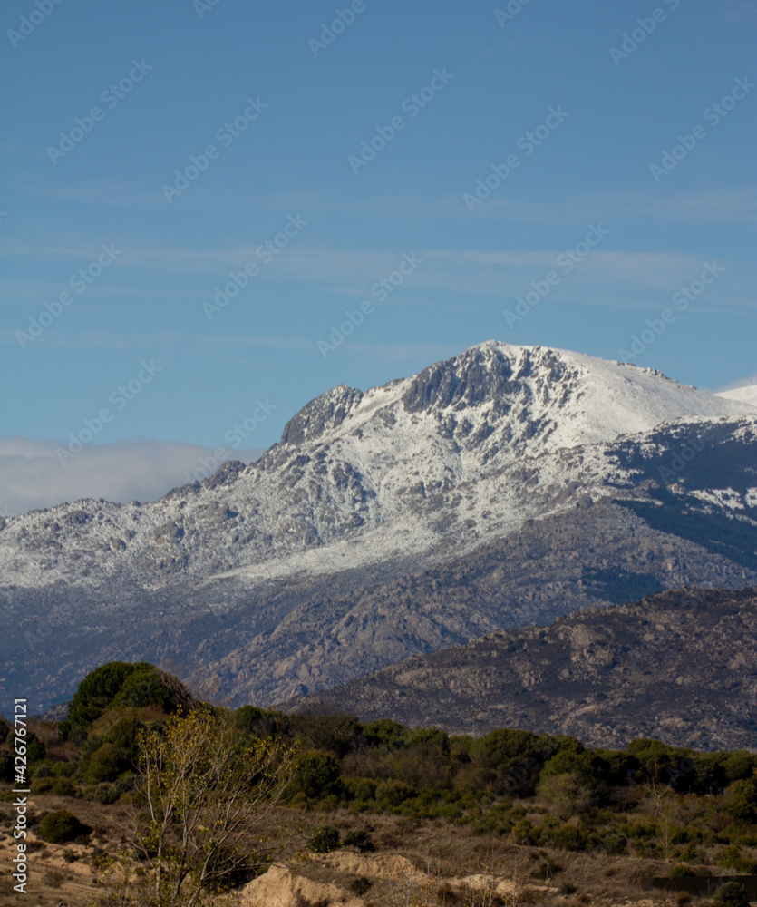 Paisaje de la Sierra de Madrid con nieve