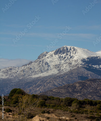 Fototapeta Naklejka Na Ścianę i Meble -  Paisaje de la Sierra de Madrid con nieve