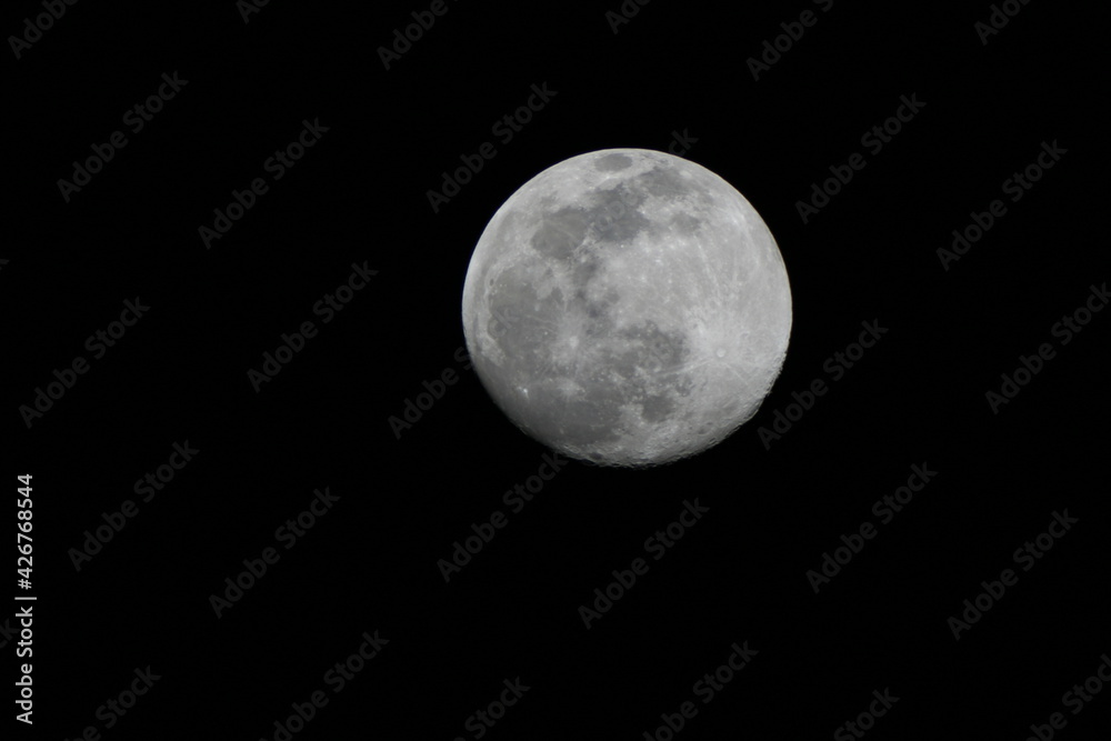 Obraz premium Luna fotografata con il telescopio in cui si vedono benissimo i dettagli, mari lunari e crateri