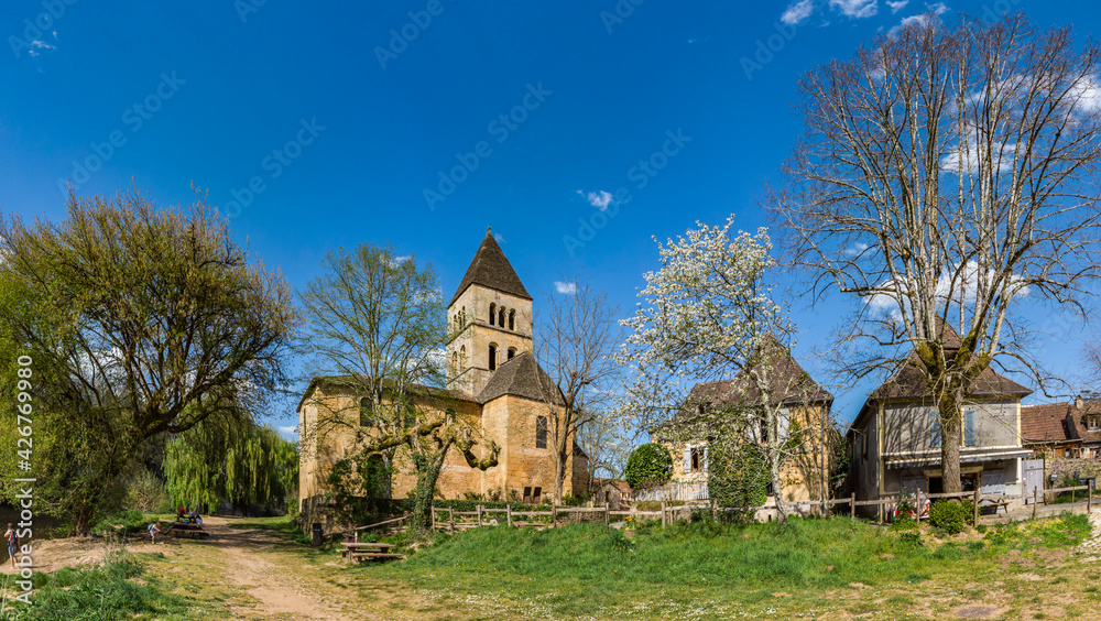 Saint Léon sur Vézère (Dordogne, France) - Vue panoramique de l'église romane Saint-Léonce