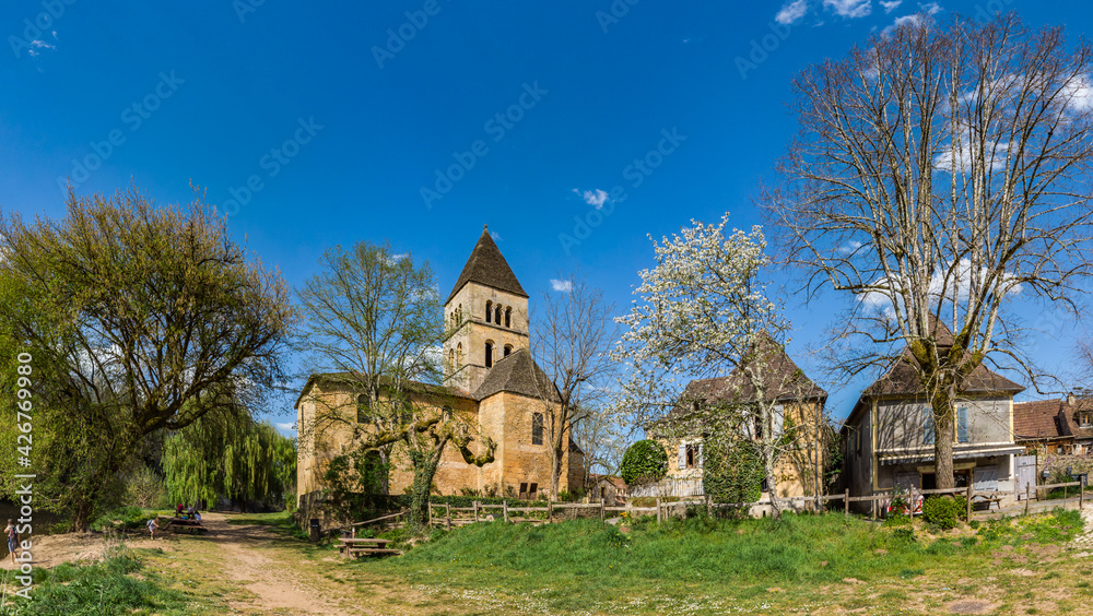 Saint Léon sur Vézère (Dordogne, France) - Vue panoramique de l'église romane Saint-Léonce Saint Léon sur Vézère (Dordogne, France) - Vue panoramique de l'église romane Saint-Léonce