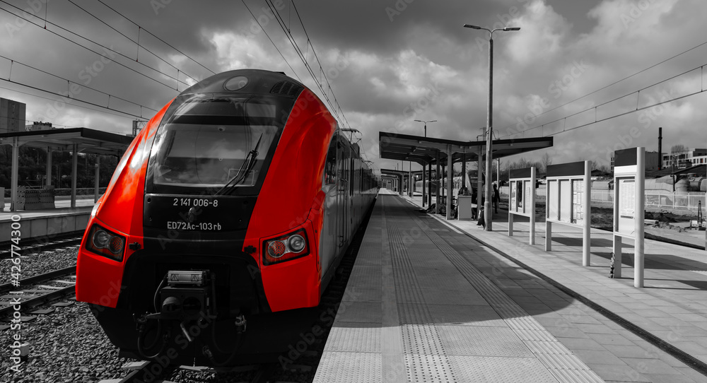 The red train at the Warszawa Główny station - obrazy, fototapety, plakaty 
