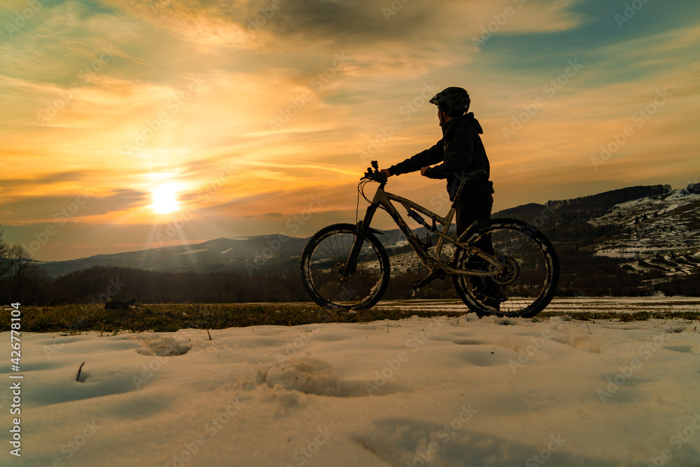 Fototapeta premium cyclist on sunset