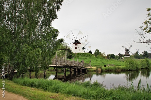 Das Internationale Museum für Wind-und Wassermühlen befindet sich in Gifhorn, Niedersachsen, Deutschland. Auf einer Fläche von rund 16 Hektar sind 16 Mühlen aus 12 Ländern sowie rund 50 Modellmühlen photo