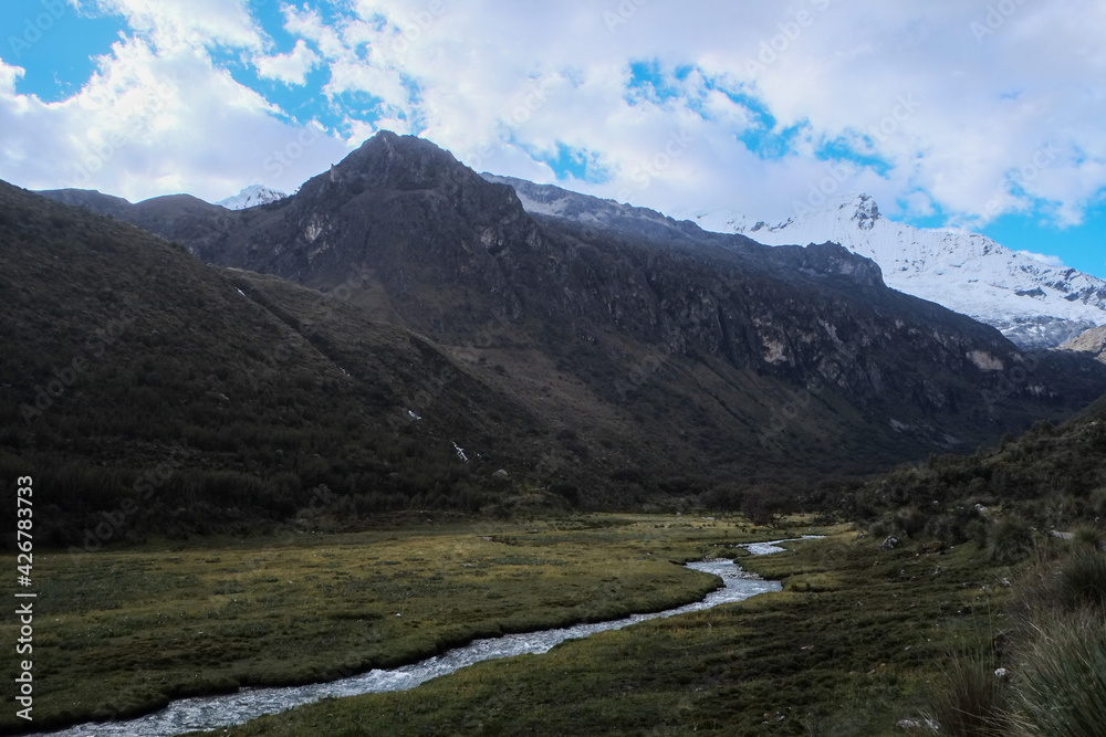 Fototapeta premium 南米ペルー ワラスから日帰りで行くレイク69までのトレッキング風景 