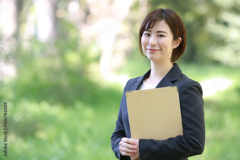 バインダーを持つ女性社員 バインダーを持つ女性社員