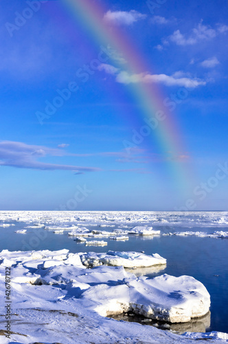 オホーツク海の流氷原にかかる虹