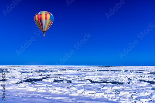 オホーツク海の流氷原に漂うバルーン