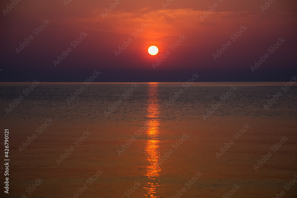 reflection of the sun during sunrise