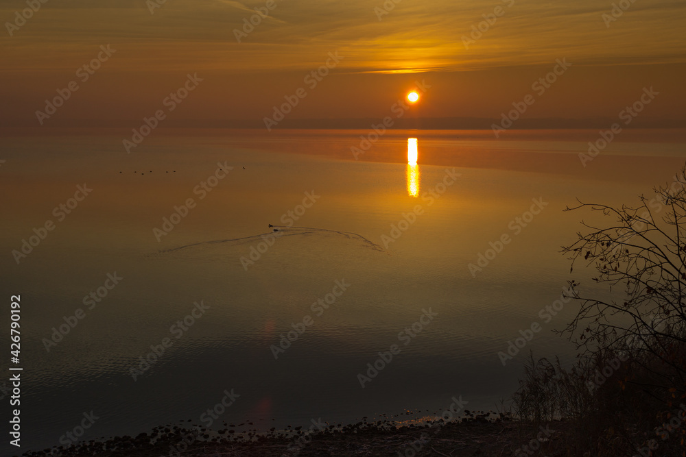 Fototapeta premium reflection of the sun during sunrise