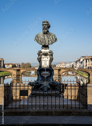 Firenze, al centro di Ponte Vecchio il monumento con busto di Benvenuto Cellini, il più famoso degli orafi fiorentini, realizzato da Raffaello Romanelli 