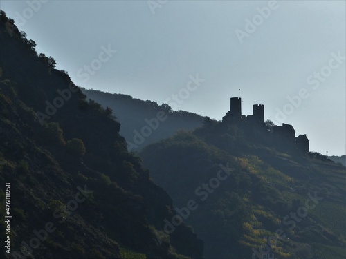 Schieferberge mit Burg Thurant im herbstlichen Gegenlicht in Alken an der Mosel