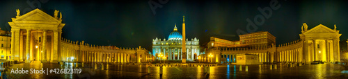 Petersdom Panorama bei Nacht