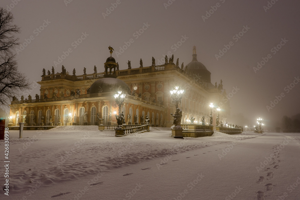 Obraz premium Neues Palais im Schnee