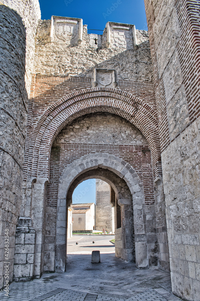 Puerta de San Basilio, históricamente conocida como puerta del robledo. De estilo mudéjar de tipo toledano en la villa de Cuellar