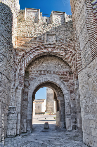 Puerta de San Basilio, históricamente conocida como puerta del robledo. De estilo mudéjar de tipo toledano en la villa de Cuellar