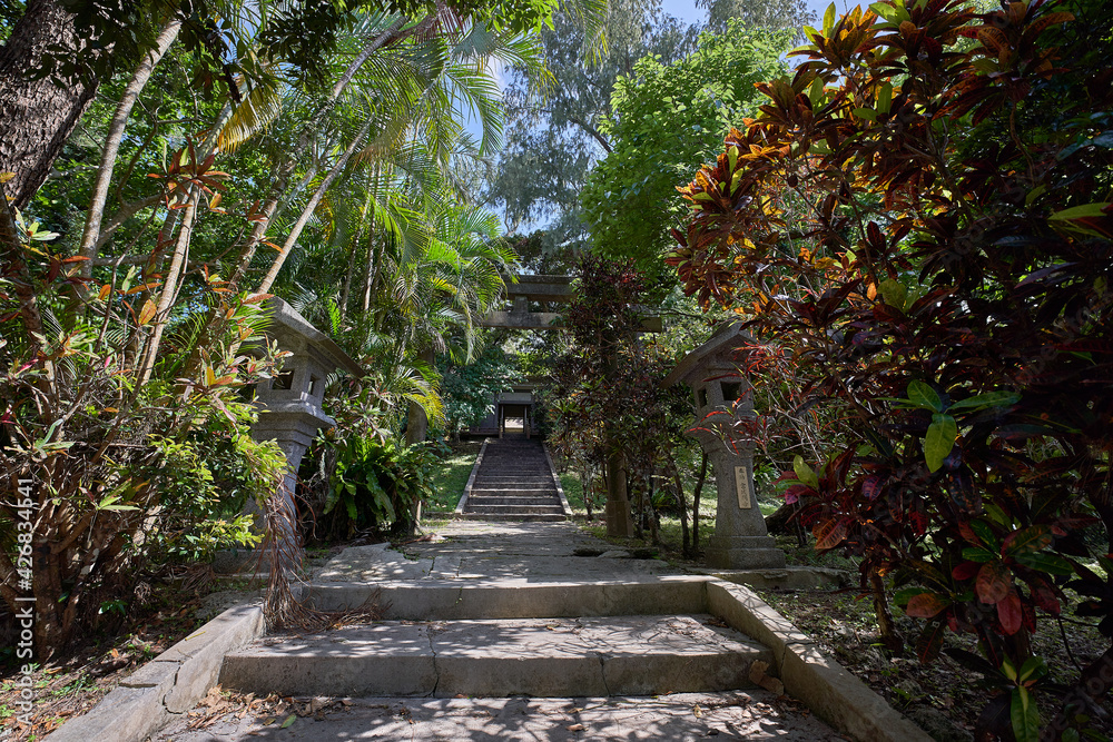 Obraz premium 沖縄の城跡 佐敷グスクの鳥居と階段